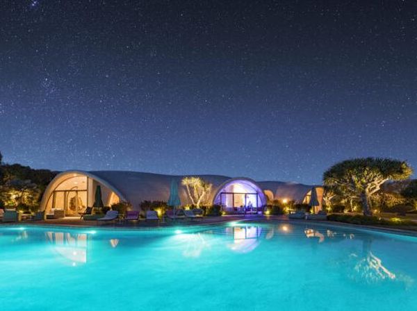 8 Potret Rumah Robert Downey Jr di Malibu yang Dibangun Pakai Balon