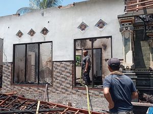 Rumah Warga di Jembrana Ludes Terbakar, Kerugian Capai Rp 400 Juta Rumah Warga di Jembrana Ludes Terbakar, Kerugian Capai Rp 400 Juta