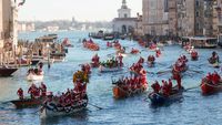 Sambut Natal, Konvoi Perahu Sinterklas Penuhi Sungai Venesia