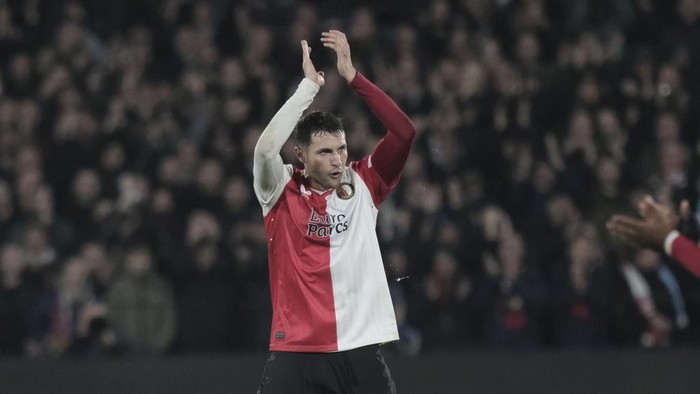 Feyenoord's Santiago Gimenez cheers supporters as he leaves the pitch during the Champions League, Group E soccer match between Feyenoord and Lazio, at the Feyenoord stadium, in Rotterdam, Netherlands, Wednesday, Oct. 25, 2023. (AP Photo/Patrick Post)