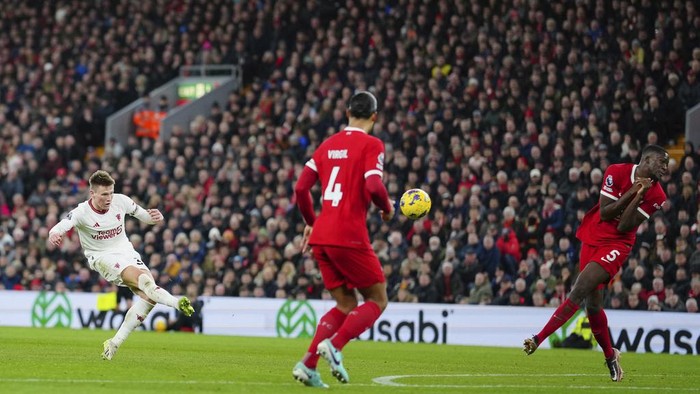 Manchester Uniteds Scott McTominay, left, shoots on target during the English Premier League soccer match between Liverpool and Manchester United at the Anfield stadium in Liverpool, England, Sunday, Dec.17, 2023. (AP Photo/Jon Super)