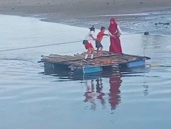 Perjuangan Siswa SD Mamuju Bertaruh Nyawa Seberangi Sungai Demi Sekolah