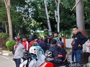 Suporter PSM Tuntut Manajemen Soal Gaji Pemain Mulai Padati Monumen Mandala Suporter PSM Tuntut Manajemen Soal Gaji Pemain Mulai Padati Monumen Mandala