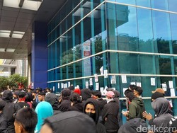 Suporter PSM Terobos Kantor Bosowa Tempel Selebaran Tuntutan Gaji Pemain