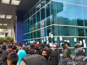 Suporter PSM Terobos Kantor Bosowa Tempel Selebaran Tuntutan Gaji Pemain Suporter PSM Terobos Kantor Bosowa Tempel Selebaran Tuntutan Gaji Pemain