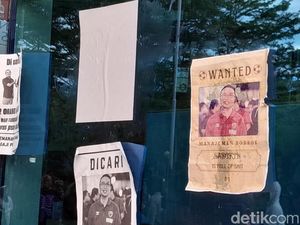 Penampakan Selebaran Wanted Saat Suporter PSM Demo Tunggakan Gaji Pemain Penampakan Selebaran Wanted Saat Suporter PSM Demo Tunggakan Gaji Pemain