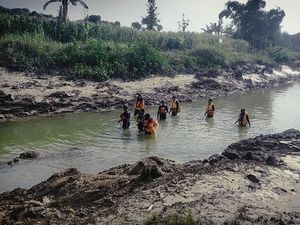 Seberangi Sungai Demi Pakan Ternak, Petani Juwangi Boyolali Hanyut Seberangi Sungai Demi Pakan Ternak, Petani Juwangi Boyolali Hanyut