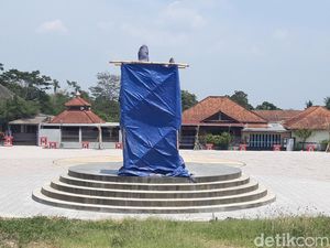 Tugu Salam Metal Boyolali Diresmikan, Sementara Ditutup Terpal Tugu Salam Metal Boyolali Diresmikan, Sementara Ditutup Terpal