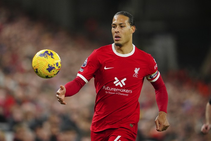 Liverpools Virgil van Dijk challenges for the ball during the English Premier League soccer match between Liverpool and Manchester United at the Anfield stadium in Liverpool, England, Sunday, Dec.17, 2023. (AP Photo/Jon Super)