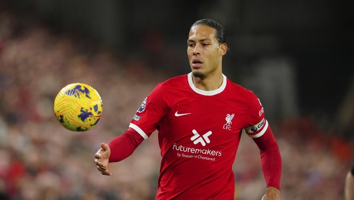 Liverpools Virgil van Dijk challenges for the ball during the English Premier League soccer match between Liverpool and Manchester United at the Anfield stadium in Liverpool, England, Sunday, Dec.17, 2023. (AP Photo/Jon Super)