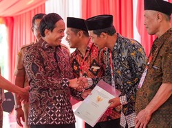 Wamen ATR/BPN Serahkan 1.000 Sertifikat Tanah Program PTSL di Kendal-Batang