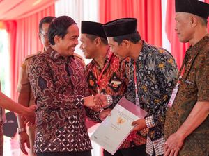 Wamen ATR/BPN Serahkan 1.000 Sertifikat Tanah Program PTSL di Kendal-Batang Wamen ATR/BPN Serahkan 1.000 Sertifikat Tanah Program PTSL di Kendal-Batang