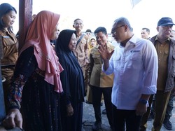 Zulhas Gelar Gerakan Pangan Murah di Sambas, Antrean Warga Mengular