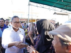 Resmikan Pasar Rakyat di Sambas, Zulhas: Jokowi Cinta Kalimantan