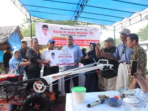 Andre Rosiade Serahkan Bantuan 5 Handtraktor dan Pompa Air ke Kelompok Tani di Padang