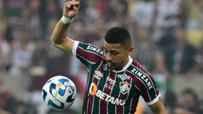 Fluminenses midfielder Andre Trindade tries to control the ball during the Copa Libertadores final football match between Brazils Fluminense and Argentinas Boca Juniors at Maracana Stadium in Rio de Janeiro, Brazil, on November 4, 2023. (Photo by Pablo PORCIUNCULA / AFP)