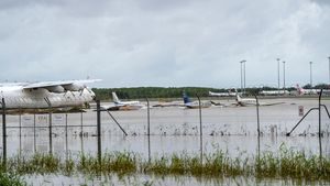 Banjir Bikin Bandara Terendam hingga Jalan Terbelah di Australia