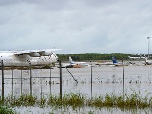 Banjir Bikin Bandara Terendam hingga Jalan Terbelah di Australia Banjir Bikin Bandara Terendam hingga Jalan Terbelah di Australia