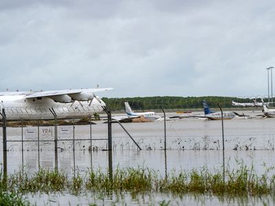 Banjir Bikin Bandara Terendam hingga Jalan Terbelah di Australia