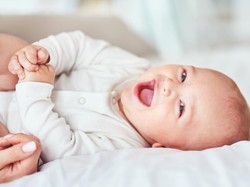 Tahap Perkembangan Bayi dari 0 - 12 Bulan, Sudah Bisa Apa Saja?