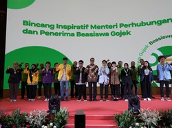 Anak Mitra Gojek Lulus Kuliah dari Beasiswa, Menhub RI Menangis Haru