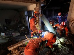 100 Orang Lebih Tewas Dampak Gempa M 6,2 di China