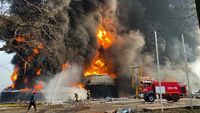 Duar! Kilang Minyak di Guinea Meledak dan Terbakar