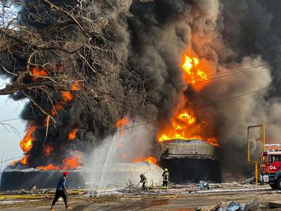 Duar! Kilang Minyak di Guinea Meledak dan Terbakar