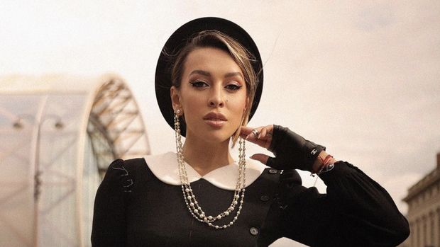 Elsina Khayrova merupakan mantan model yang pernah menikah dengan taipan Rusia, Dmitry Tsvetkov. Elsina merupakan anak dari anggota parlemen Rusia dari partai Vladimir Putin, Rinat Khayrova.