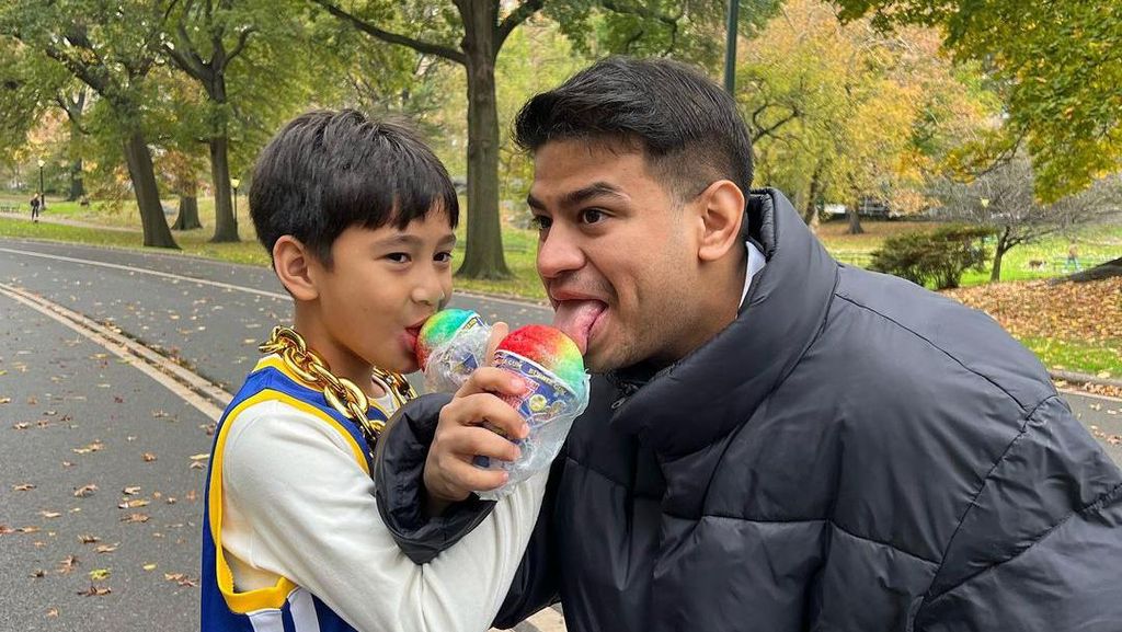 Momen Seru Fadil Jaidi Kulineran Bareng Pak Muh dan Rafathar Momen Seru Fadil Jaidi Kulineran Bareng Pak Muh dan Rafathar