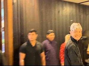 Pakai Baju Adat Jawa, Ganjar Hadiri Dies Natalis Ke-74 UGM