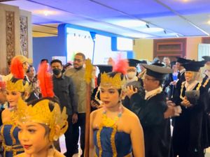 Momen Hangat Pertemuan Ganjar dan Pratikno di Dies Natalis Ke-74 UGM
