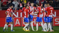 Girona sementara duduk di peringkat kedua Klasemen Liga Spanyol sementara. Mereka koleksi 45 poin dari 18 laga, cuma kalah head to head dan selisih gol dari Real Madrid di puncak (AFP)