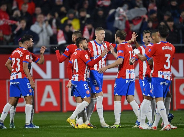 Girona's Ukrainian forward #09 Artem Dovbyk (C) celebrates scoring his team's first goal with teammates during the Spanish league football match between Girona FC and Deportivo Alaves at the Montilivi stadium in Girona on December 18, 2023. (Photo by Pau BARRENA / AFP)