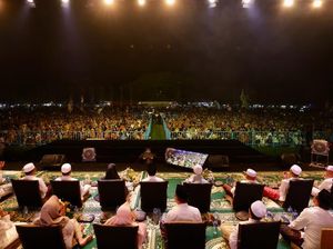 Lantunan Selawat Menggema di Langit Banyuwangi Bareng Ustaz Dasad Latif