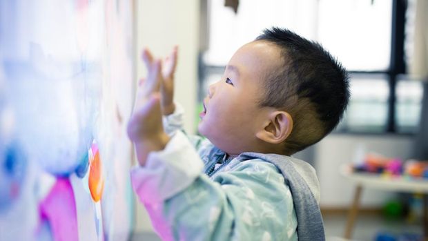 Ilustrasi Bayi Menonton TV