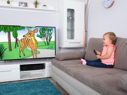 Peneliti Ungkap Bahaya Televisi Bagi Perkembangan Sensorik Bayi