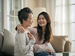 Ibu Mertua Sewa Derek untuk Bantu Menantu yang Baru Lahiran Naik ke Apartemen