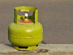 Keluhkan Aturan Beli LPG 3 Kg Pakai KTP, Pedagang Solo Pilih Beli di Warung