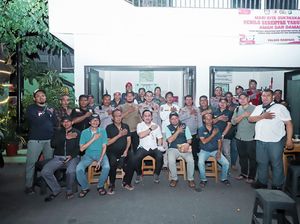 Kapolres Jaksel Cangkrukan Tampung Curhatan Warga di Mampang Kapolres Jaksel Cangkrukan Tampung Curhatan Warga di Mampang