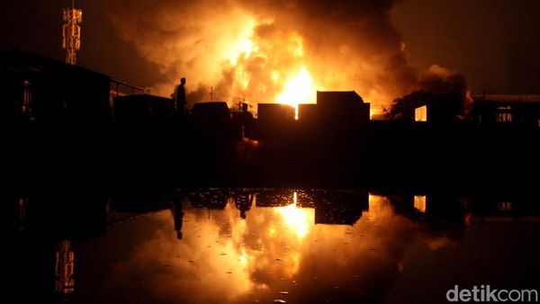 Penampakan Kobaran Api Lalap Gudang Tiner di Kalianak Surabaya