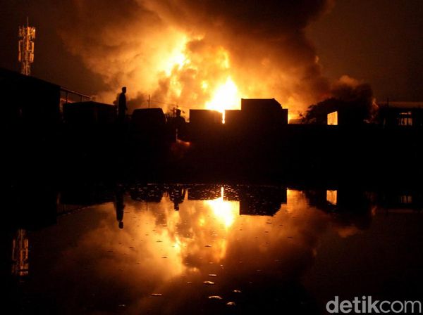 Penampakan Kobaran Api Lalap Gudang Tiner di Kalianak Surabaya