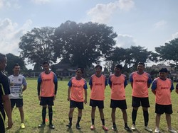 Pakai Baju Santuy, Kaesang Main Bola Bareng Milenial di Alun-alun Wonosobo