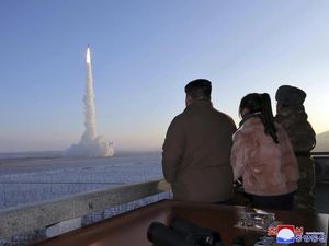 Momen Kim Jong Un dan Putrinya Lihat Uji Coba Rudal Korut Momen Kim Jong Un dan Putrinya Lihat Uji Coba Rudal Korut