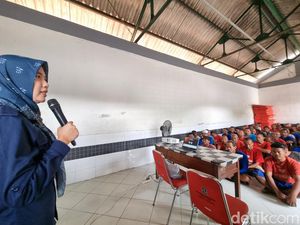 KPU Surabaya Sosialisasi Teknik Nyoblos ke Penghuni Liponsos Keputih KPU Surabaya Sosialisasi Teknik Nyoblos ke Penghuni Liponsos Keputih