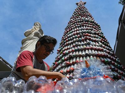 Kreatif, Pohon Natal di Tangsel Berbahan Botol Plastik Bekas