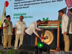 Kelakar Zulhas Kini Ada yang Diam Usai Baca Al Fatihah Saat Salat