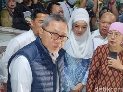 Kunjungi Pasar Bulu Semarang, Zulhas: Hore Harga Cabai Turun!