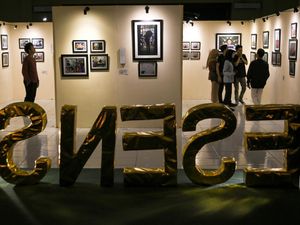 Mengunjungi Pameran Fotografi Esensi Karya Mahasiswa Mengunjungi Pameran Fotografi Esensi Karya Mahasiswa