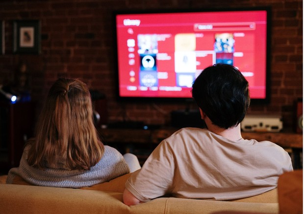 Menonton Film Korea Romance Bersama Pasangan Saat Malam Tahun Baru/Foto: Pexels/cottonbro studio Menonton Film Korea Romance Bersama Pasangan Saat Malam Tahun Baru